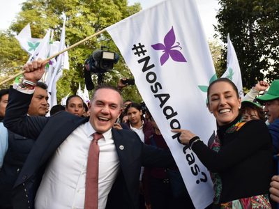 “Nos adoptas?”: Adrián Rubalcava muestra su apoyo a Sheinbaum (Video)