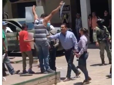 Profesor agredido por Aureoles se encuentra bien, pero en otro poblado dice párroco de Aguililla