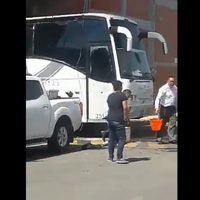 Arde autobús al interior de un taller en Puebla; hay tres muertos y dos heridos