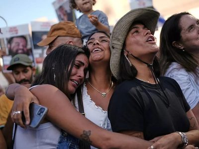 Llantos y abrazos en la Plaza de los Rehenes de Tel Aviv