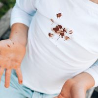 El truco milagroso de las tintorerías para quitar las manchas de chocolate de la ropa
