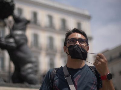 Adiós parcial al barbijo en los espacios cerrados en España: cuáles serán las excepciones