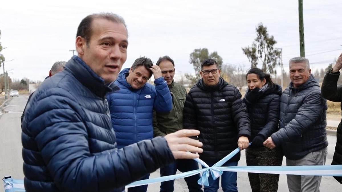 Gutiérrez en la inauguración de la obra de asfalto en la capital. Fuente: (Neuquén Informa)