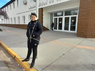 Se encadenó al municipio de Cutral Co y aseguró que le prometieron una vivienda durante la campaña