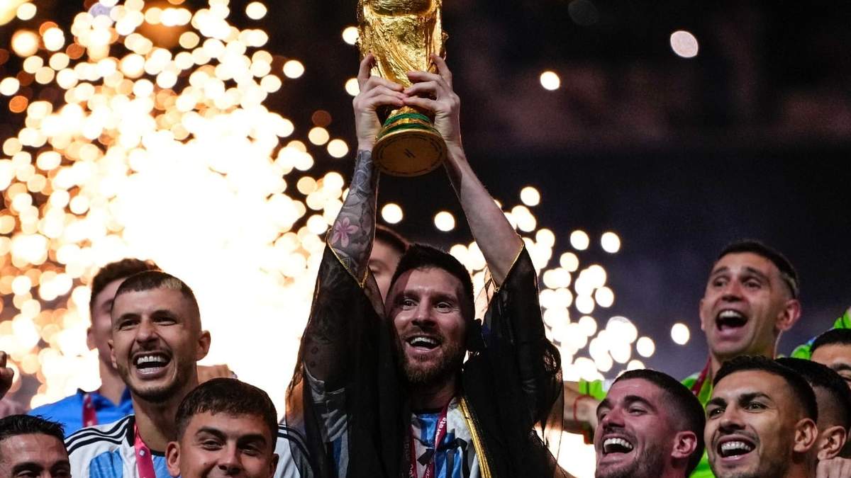 Lionel Messi sostiene el trofeo después de ganar la final de la Copa del Mundo entre Argentina y Francia