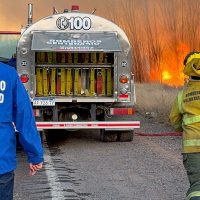 Más de siete dotaciones de bomberos se necesitaron para controlar el incendio en el Tercer Puente