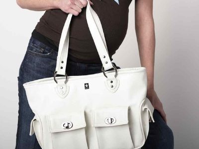 Con pocos ingredientes y en solo minutos: así podés eliminar manchas de tu cartera blanca y dejarla como nueva