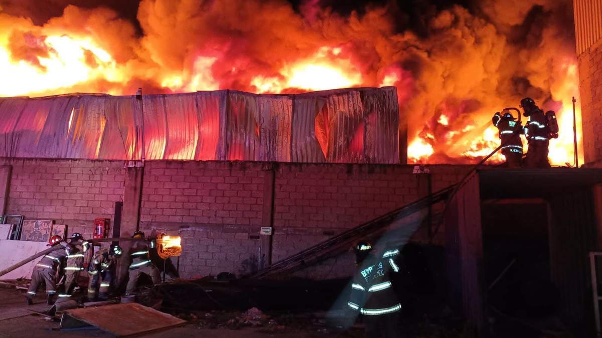 Incendio en fábrica en Ecatepec moviliza a más de 300 elementos de emergencia