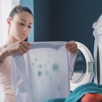 Sin lavandina ni bicarbonato: el truco para recuperar tu ropa desteñida sin fregar y en minutos