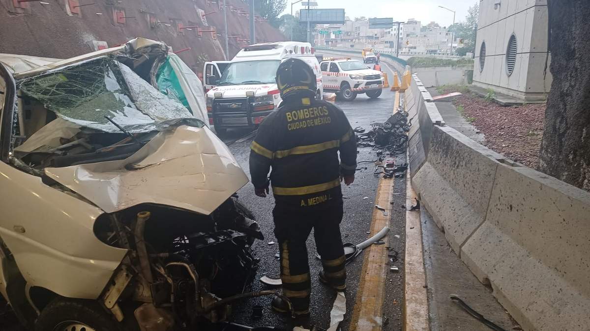 Servicios de emergencia atienden accidente automovilístico en la Supervía Poniente