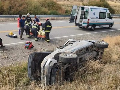 Una camioneta mordió la banquina y volcó en la Ruta 234, en cercanías a Junín de los Andes