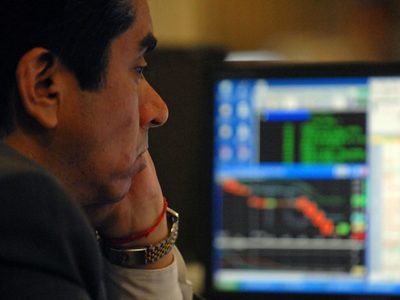 Cayeron las acciones y subió el Riesgo País