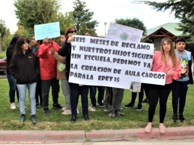 Protesta en Zapala: 50 alumnos se quedaron sin bancos en la EPET 15