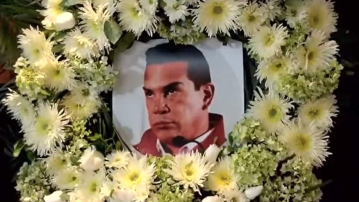 La corona de flores con la fotografía de Alejandro Moreno que mostró Layda Sansores