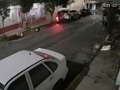 Captan en videos choque de motocicleta con camioneta en Iztapalapa; mueren dos
