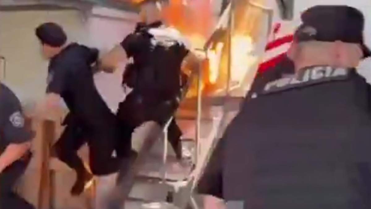 Se prendió fuego frente a la empresa porque no le pagaban el salario
