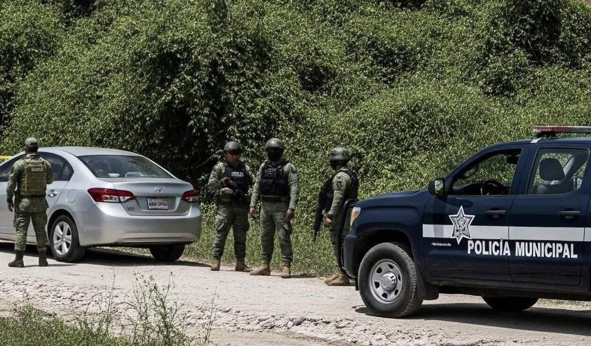 Autoridades resguardan el área de la fosa clandestina donde fueron hallados los cuerpos de tres mujeres en Álamo, Veracruz