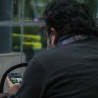 Un hombre muere luego que audífonos Bluetooth le explotaran en el oído