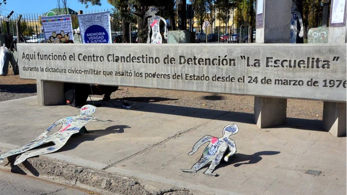 Huesos humanos, en cercanías a La Escuelita. Fuente: Facebook