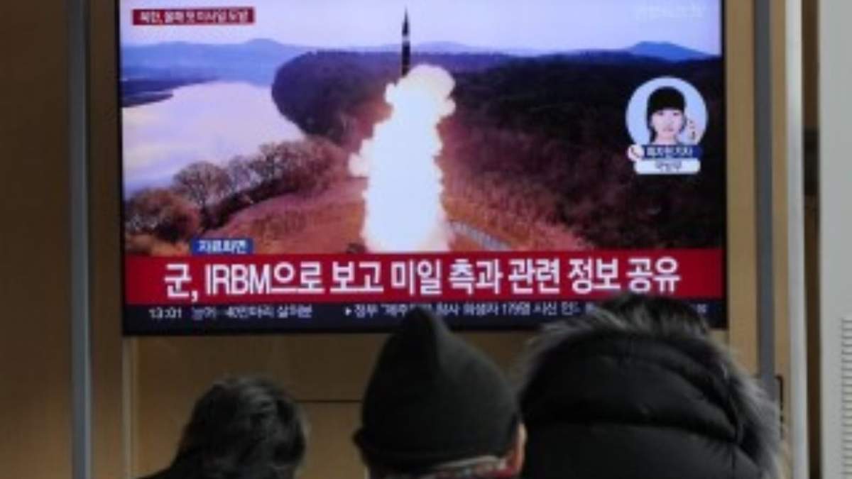 Un televisor muestra una imagen de archivo de un lanzamiento de misil de Corea del Norte durante un noticiero en una estación de tren de Seúl, Corea del Sur, el lunes 6 de enero de 2025