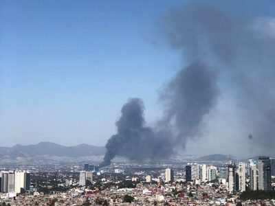 Combaten un incendio en una fábrica de la alcaldía Azcapotzalco