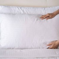 Si tus almohadas se pusieron amarillas, este truco de la abuela las dejará como nuevas y sin gastar fortuna en la lavandería