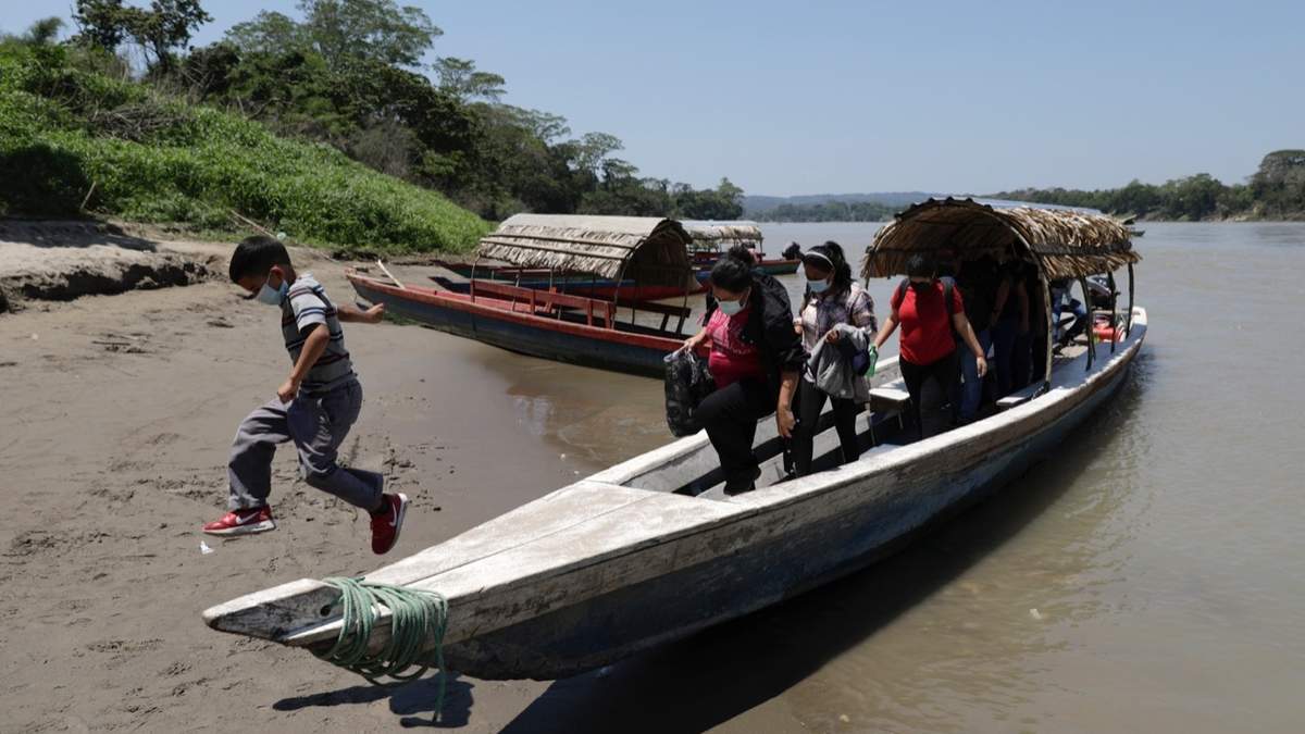 Migrantes en su intento de cruzar hacia México