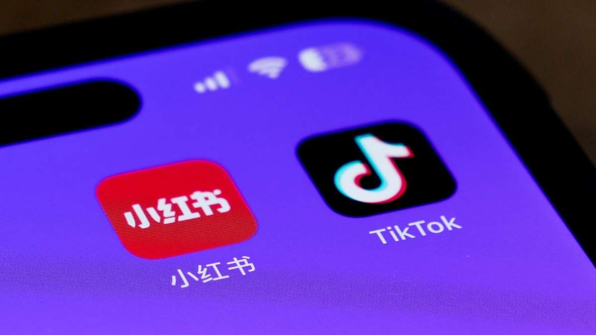 Los iconos de las aplicaciones para teléfonos inteligentes Xiaohongshu y TikTok se muestran en la pantalla de un teléfono en Beijing,