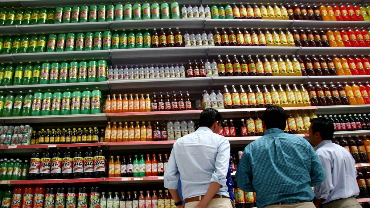 Anaqueles de refrescos en mercado de la Ciudad de México