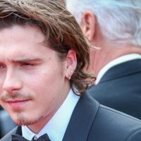 ¡Es demasiado grande! Brooklyn Beckham sale de la ducha y tira la toalla...
