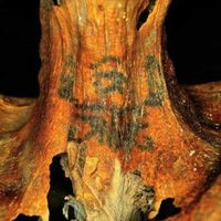 La increíble momia de una hechicera cuyo cuerpo tenía 30 tatuajes mágicos