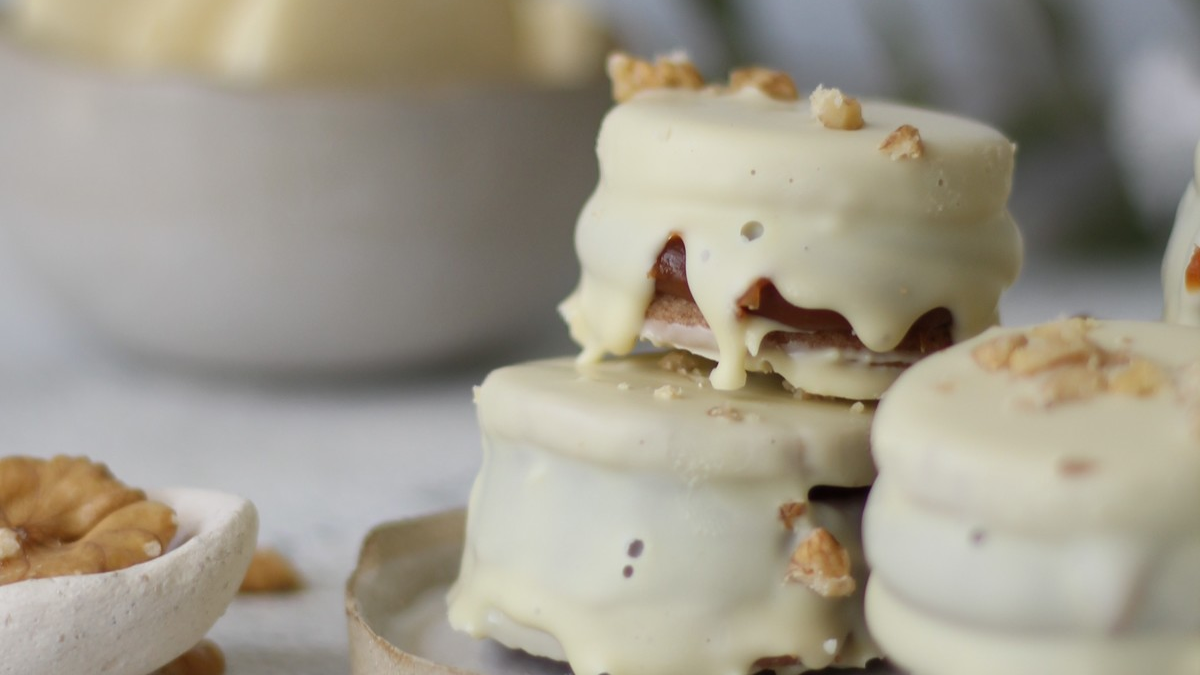 Alfjores de chocolate blanco y nuez. Fuente: (@milhojascocina)