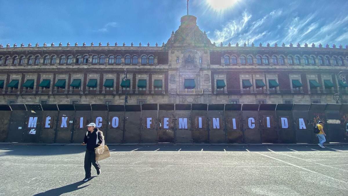 La fachada de Palacio Nacional ya luce protegida con vallas metálicas
