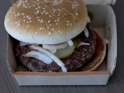 Asciende a 104 el número de casos de E. coli vinculado con hamburguesas de McDonald's
