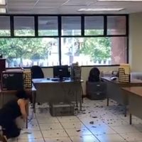 Encapuchados vandalizan oficina de la Secretaría de Educación de Chiapas