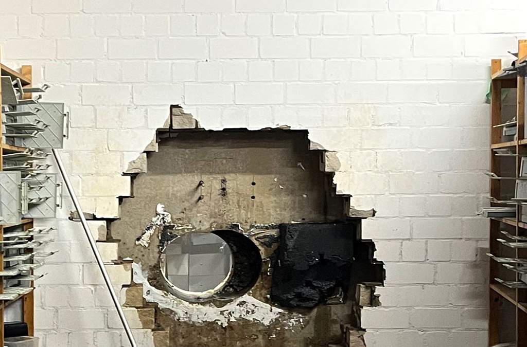 Esta imagen, proporcionada por la policía de Gelsenkirchen el lunes 29 de diciembre de 2025, muestra un agujero en la pared de la sucursal de un banco en el distrito de Buer, en Gelsenkirchen, Alemania
