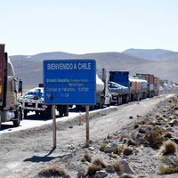 Terrible: el drama que viven cientos de camioneros varados en la frontera de Chile