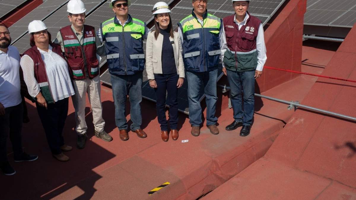 La jefa de gobierno durante el recorrido de la planta fotovoltaica de la Central de Abastos en la CDMX