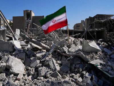 Vamos a perseguir, encontrar y matar a sus líderes; controlaremos Irán: Secretario de Guerra de EU