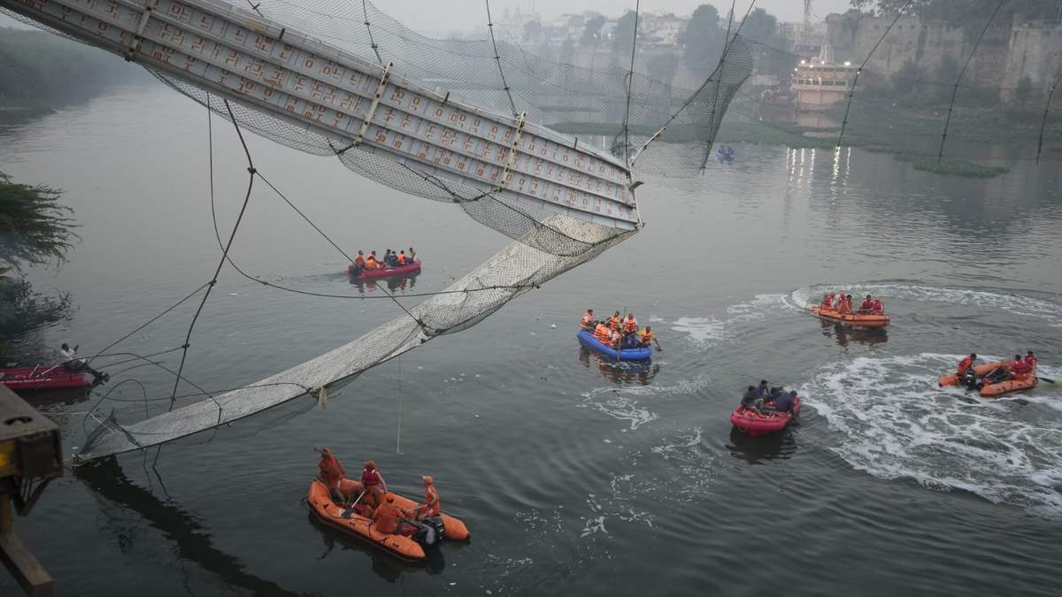 En la imagen, la búsqueda de cuerpos en el río Machchu tras el colapso del puente en la India