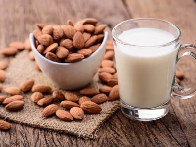 Más allá del sabor: cómo la leche de almendras impacta en tu salud y en el planeta