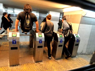 Metrodelegados liberan los molinetes Jueves y viernes en 4 estaciones (horarios)