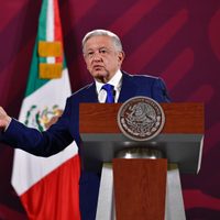 “Muchas gracias”, es un orgullo que me hayan declarado persona non grata en Perú: AMLO