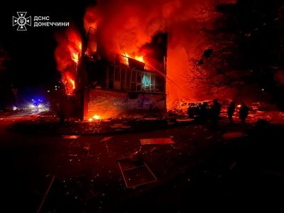 Ataques rusos dejan 20 muertos en Ucrania mientras EU reduce intercambio de inteligencia con Kiev
