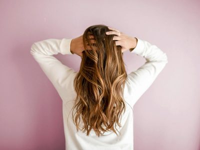 Lo que callan los peluqueros: el secreto para que tu cabello crezca sin parar en pocas semanas