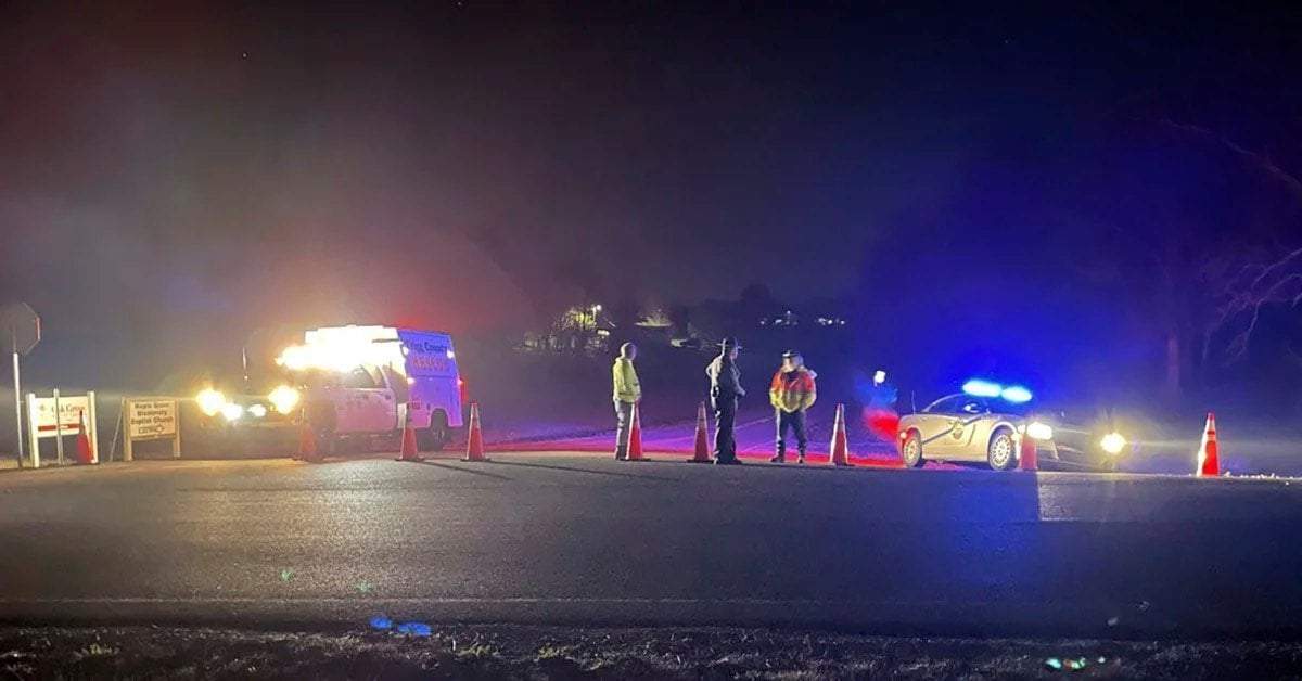 Equipos de emergencias se ven cerca del lugar donde chocaron dos helicópteros militares el miércoles por la noche en un ejercicio de rutina en el condado Trigg, Kentucky