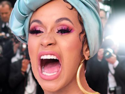 Cardi B: Una "casita", un Mercedes y iPhone 11 para todos ¡Más extravagante no se puede!