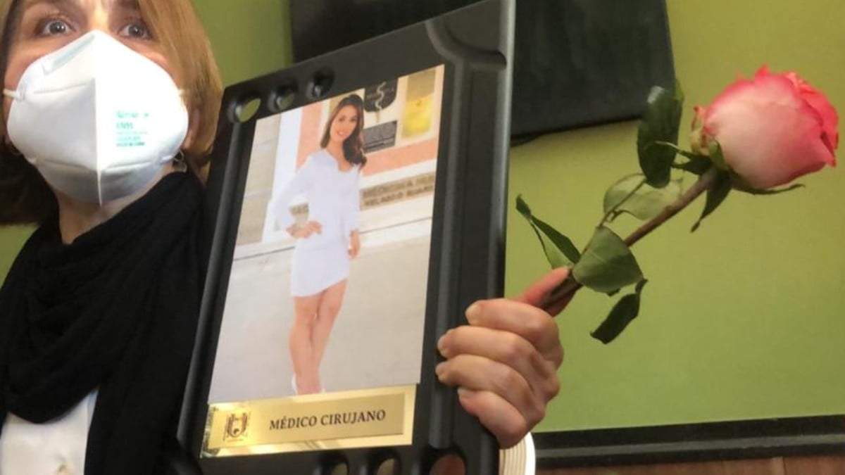 La madre de Mariana Sánchez Dávalos muestra una fotografía de la joven