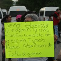 Con bloqueo carretero exigen reconstrucción de escuela afectada por el sismo del 19-S en Guerrero