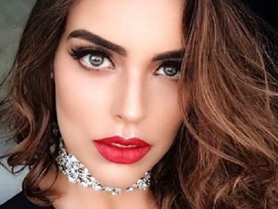 Sara Corrales en la calle se tapa solo con un diminuto bolso y los fanáticos no pueden con tanto
